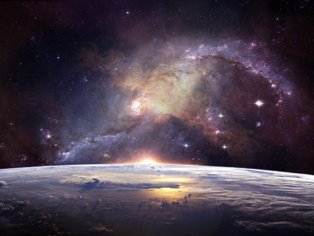 星空导航 xingkong.com 编辑部工作场景：编辑坐在长桌前对照公开资料逐条核对信息，窗外是傍晚城市灯光，桌面散落便签与打印稿，氛围专注安静